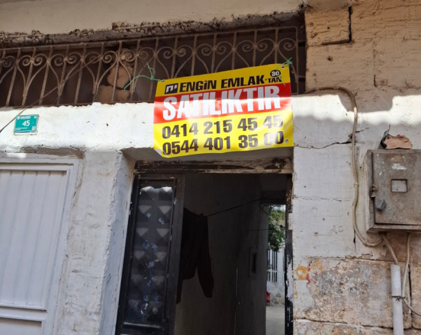SATILIK 2 KATLI AVLULU KARGİR EV